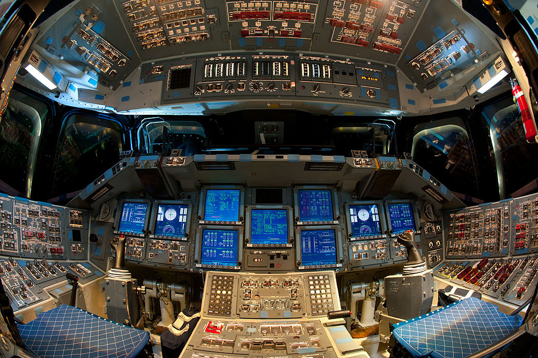 Endeavour_flight_deck_5.jpg