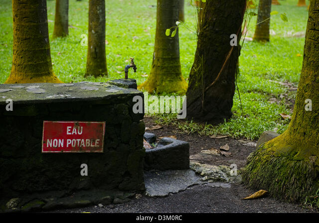 french-sign-reads-not-drinking-water-grand-anse-reunion-island-french-d3m0rc.jpg