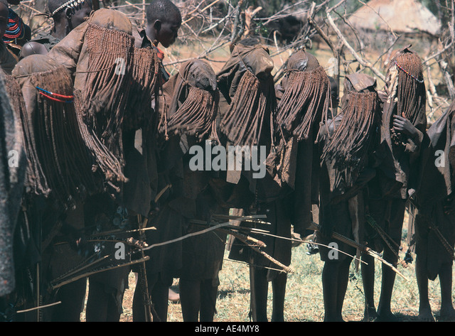 young-pokot-men-wearing-string-masks-during-sapana-initiation-ceremony-ae4my8.jpg