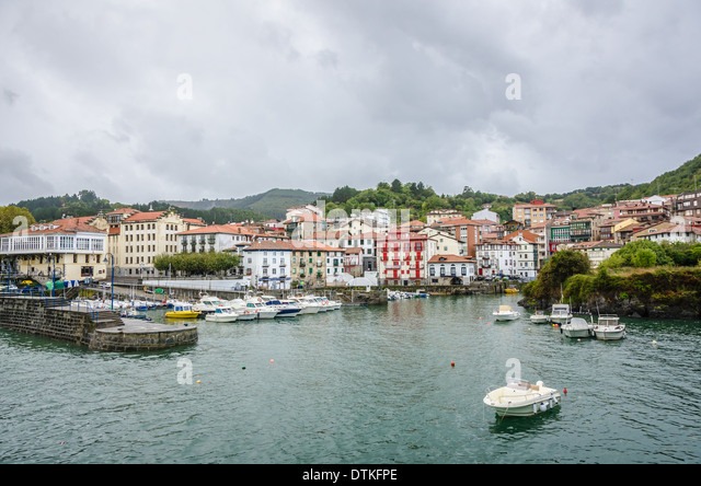 port-of-mundaka-spain-on-a-rainy-day-dtkfpe.jpg