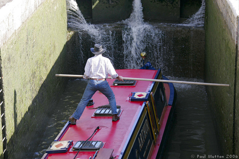 Barge_Pole_At_Bradford_on_von_Lock_Gates_A8V9293.jpg