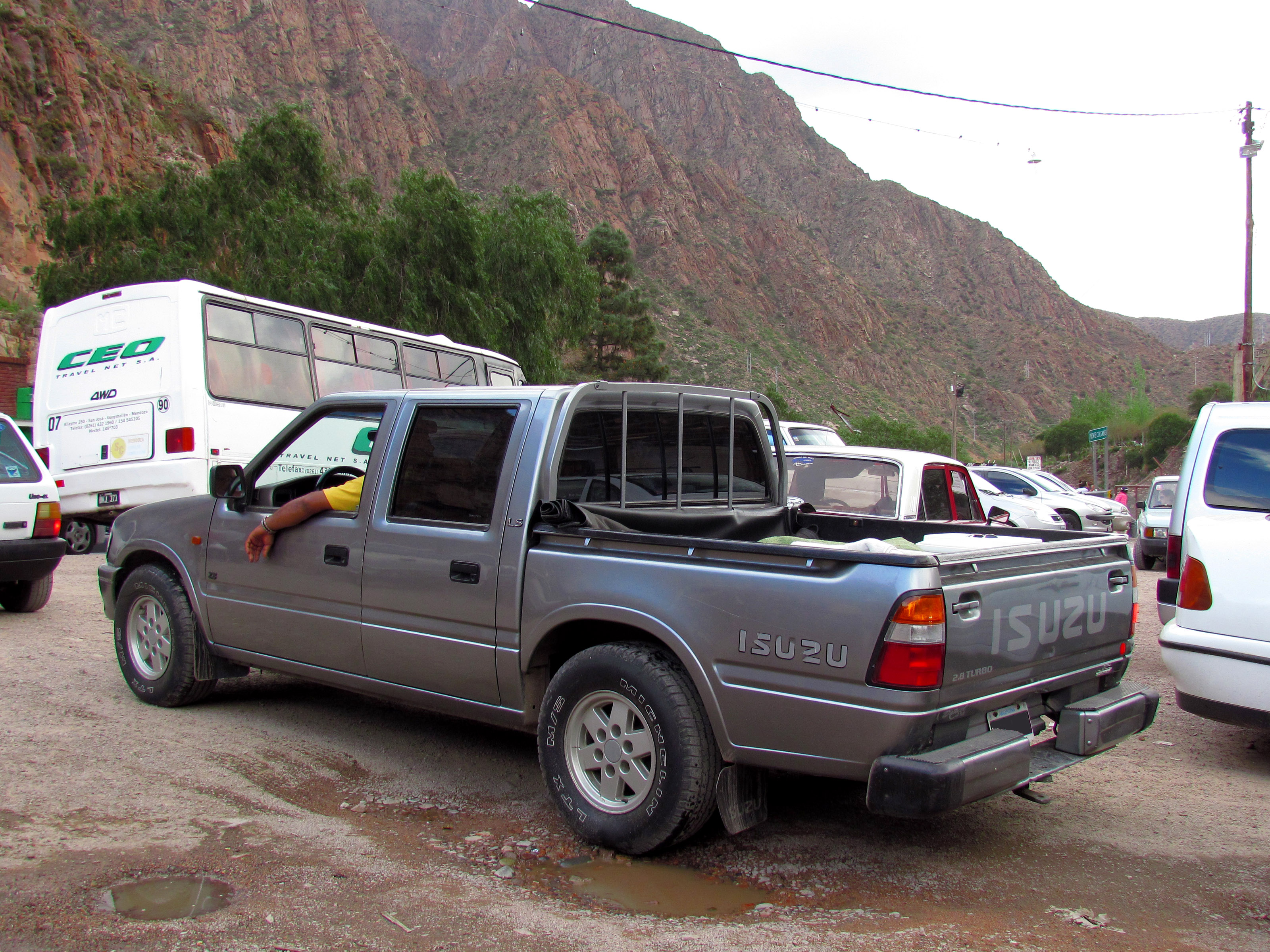 Isuzu_Pickup_LS_2.8_Turbo_Crew_Cab_1999_(15206022566).jpg