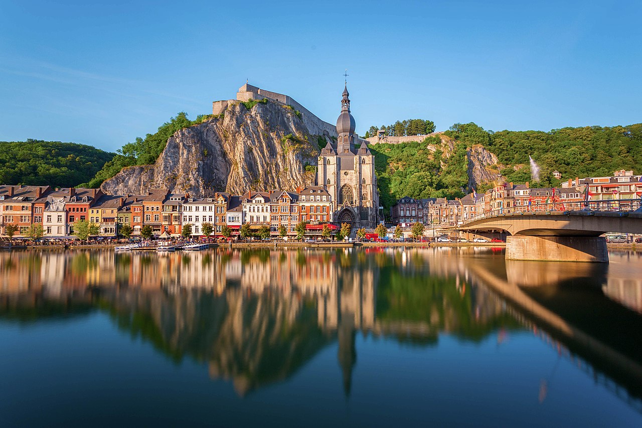 1280px-Dinant_reflected.jpg