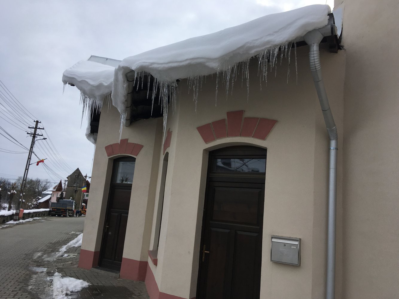 258 25 Mar Saliste House with Icicles.JPG