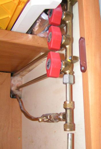 gas pipe gap - r.jpg