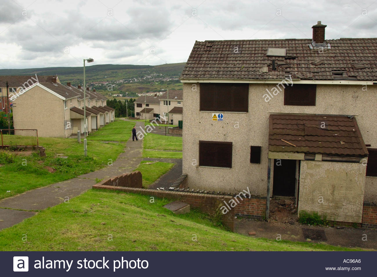 gurnos-housing-estate-merthyr-tydfil-south-wales-uk-empty-house-with-AC96A6.jpg