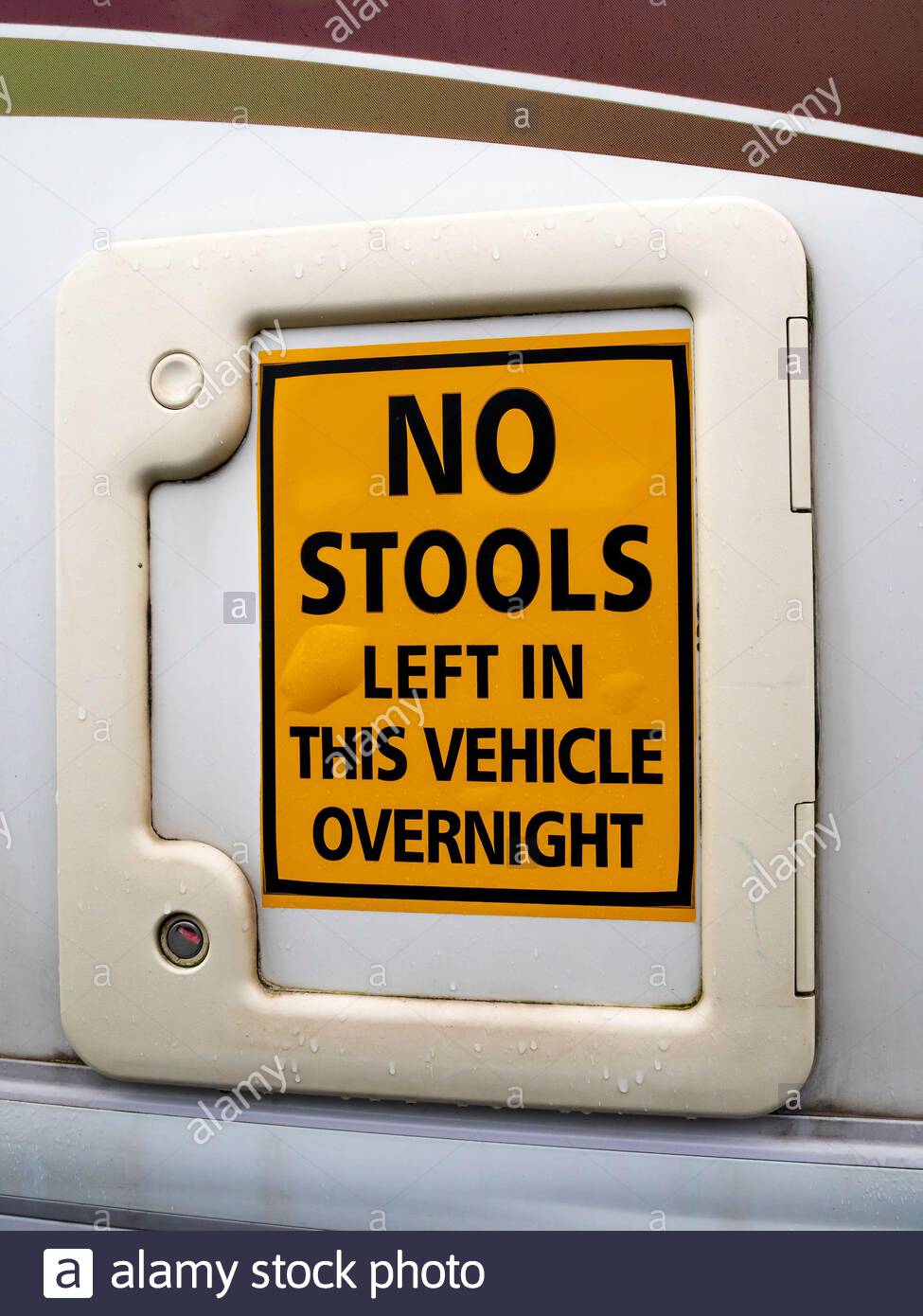 humerous-sign-on-a-motor-caravan-no-stools-left-in-this-vehicle-overnight-2FNCW30.jpg