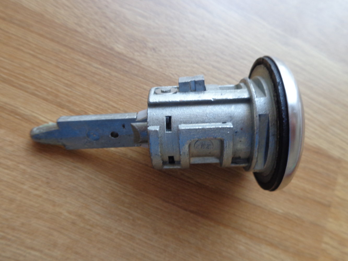 Old Tibbe lock removed, showing groove for clip and PIN protruding.JPG