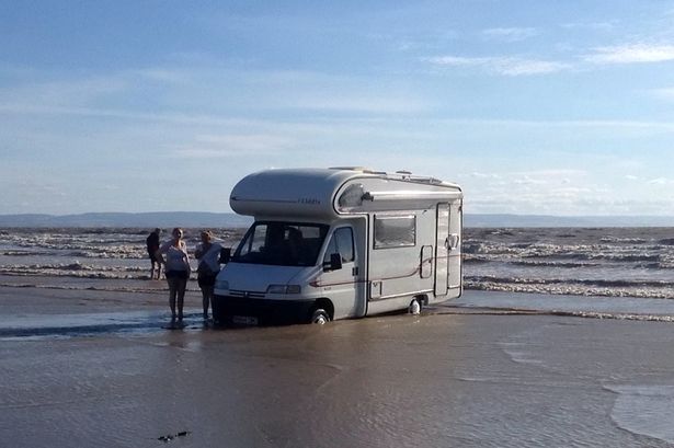 PAY-SWNS_CAMPERVAN_STUCK_06.jpg