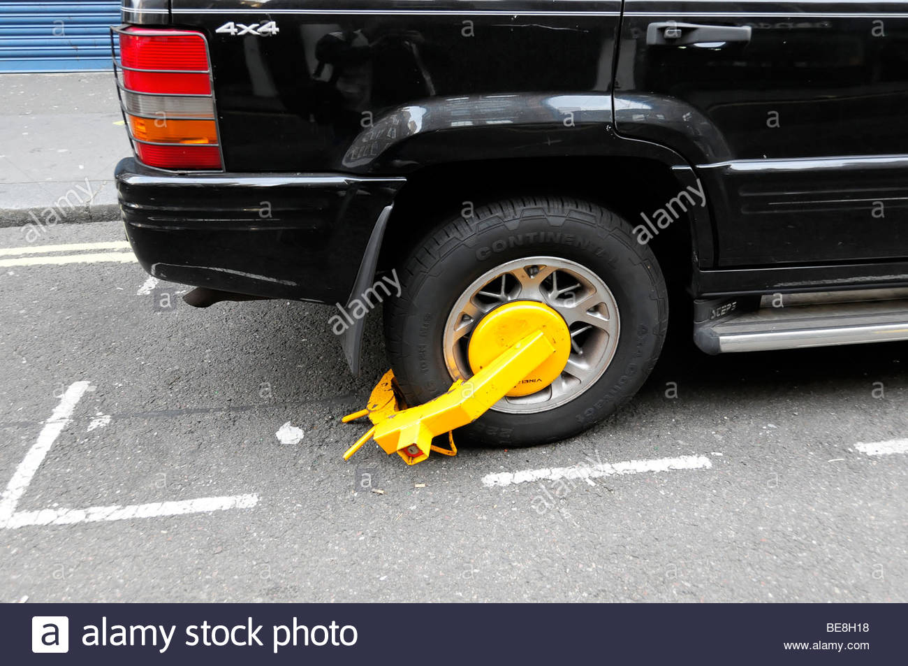 police-wheel-clamp-on-a-car-parked-in-a-no-parking-zone-london-england-BE8H18.jpg