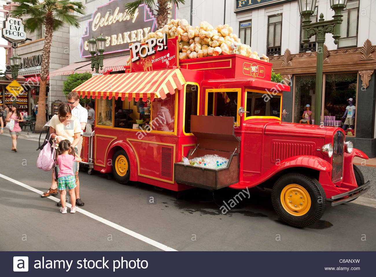 singapore-tourism-people-buying-popcorn-from-a-popcorn-van-universal-C6ANXW.jpg