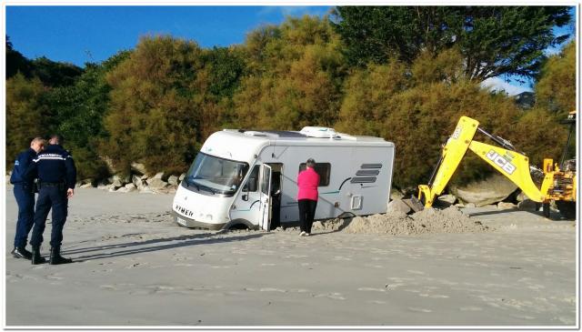 un-camping-cariste-s-egare-sur-une-plage-roscoff_0.jpg