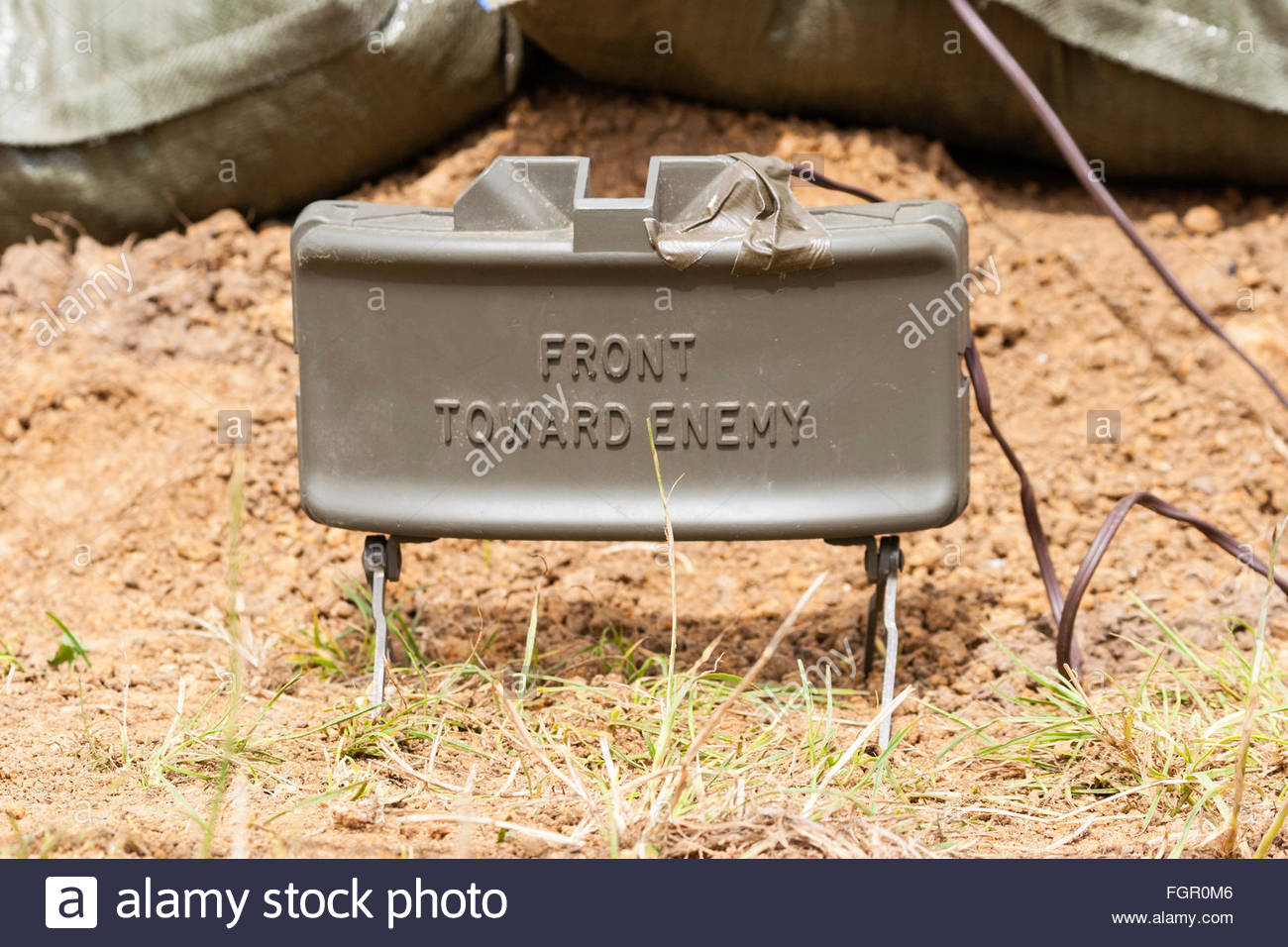 vietnam-war-re-enactment-m18-claymore-mine-with-m4-blasting-cap-set-FGR0M6.jpg