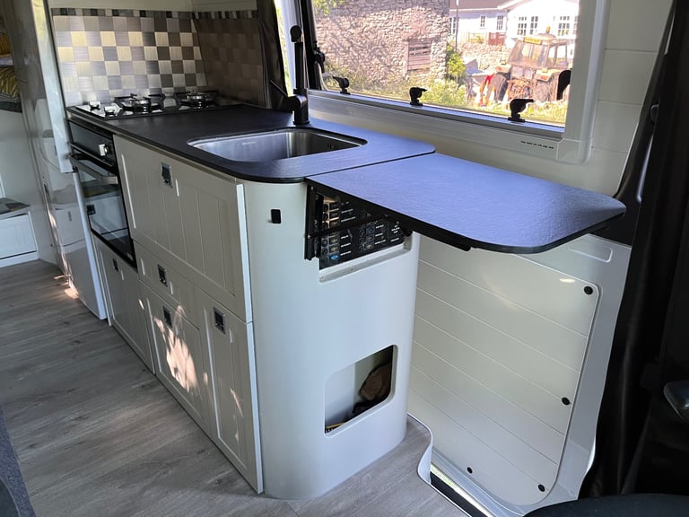 SUPERB OFFGRID CAMPER