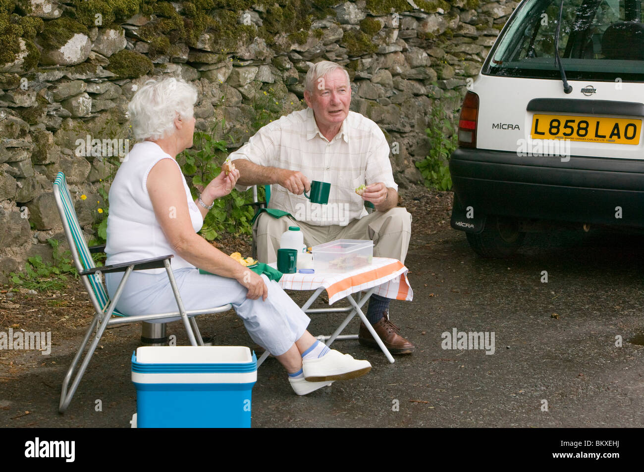 an-elderly-couple-having-a-picnic-in-a-layby-in-grasmere-lake-district-BKXEHJ.jpg