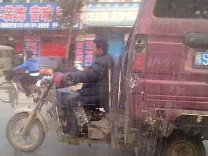 china-trike-hauls-minivan.jpg