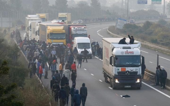 Migrants_on_the_road_to_Calais-large_trans++5yQLQqeH37t50SCyM4-zeGcv5yZLmao6LolmWYJrXns.jpg