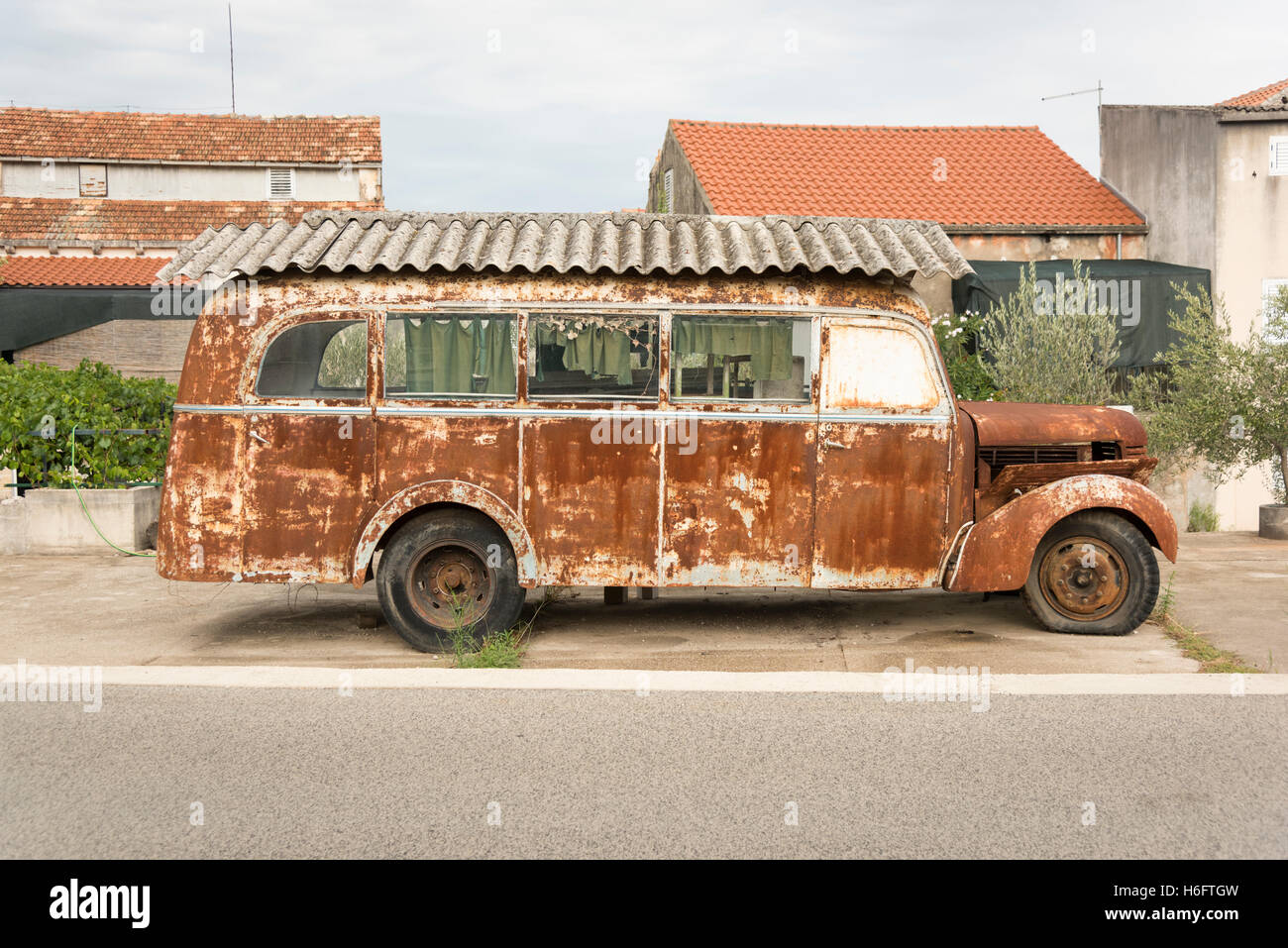 a-rusty-old-vintage-motorhome-with-an-asbestos-roof-parked-in-drace-H6FTGW.jpg