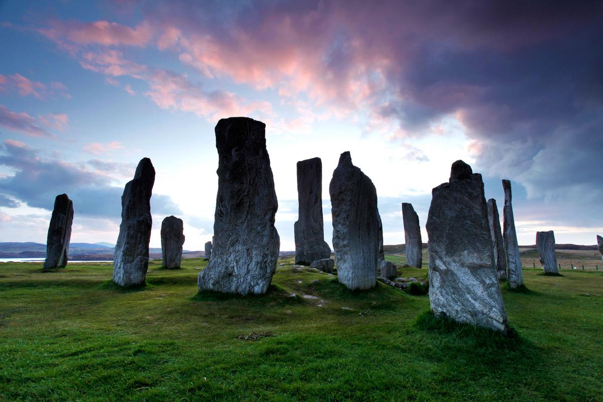 calanais-standing-stones-colourful-sky